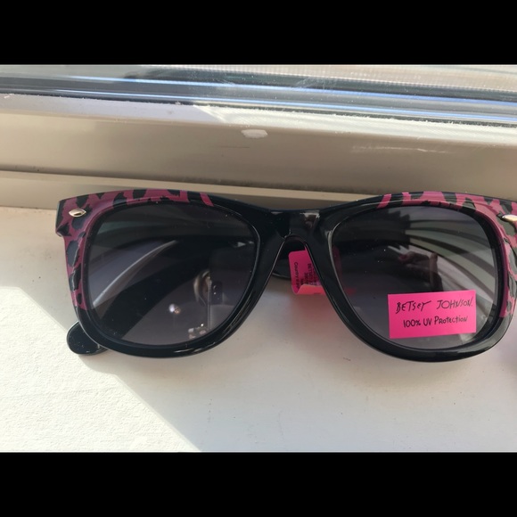 Bundle of 5 pairs of on trend sunglasses - Picture 4 of 7